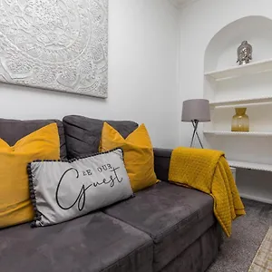 Lark Rise Apartment- 3br Ifield